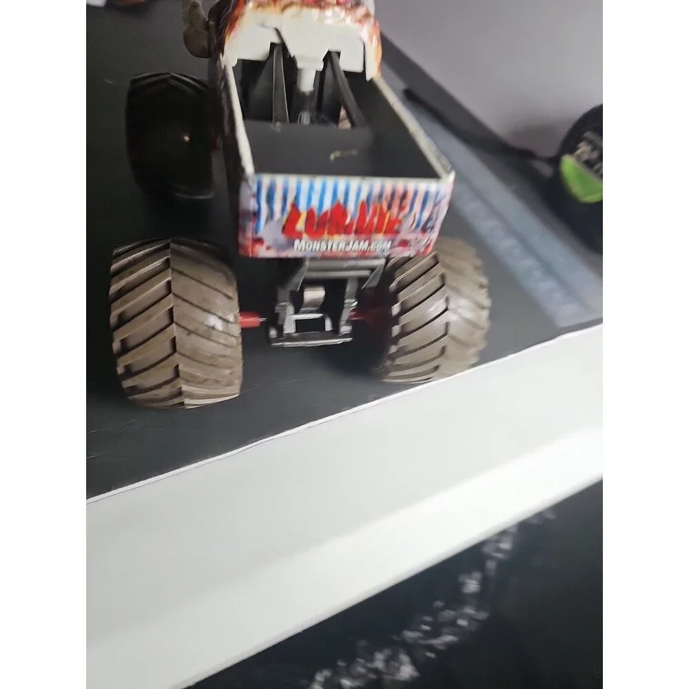 Hot Wheels Monster Jam Zombie Truck Moving Arms 1:24